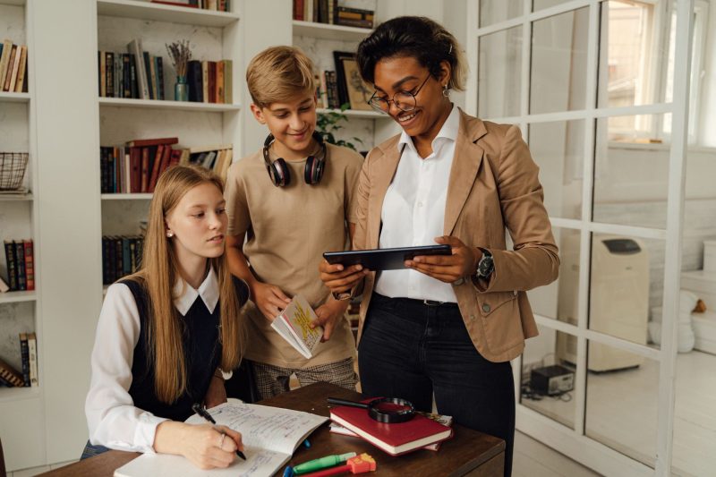 Literasi Digital Cuma Soal Gadget? Siswa SMP/SMA Kita Terjebak Mitos Ini!