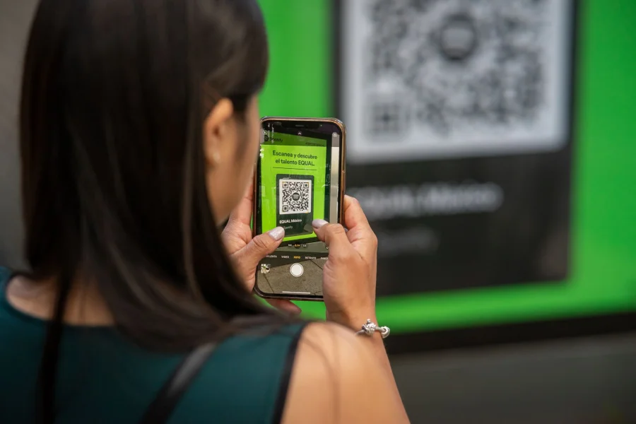 Cara tracking kehadiran siswa menggunakan sistem QR code — QR Code Absensi: Mitos vs. Realita Guru di Kelas