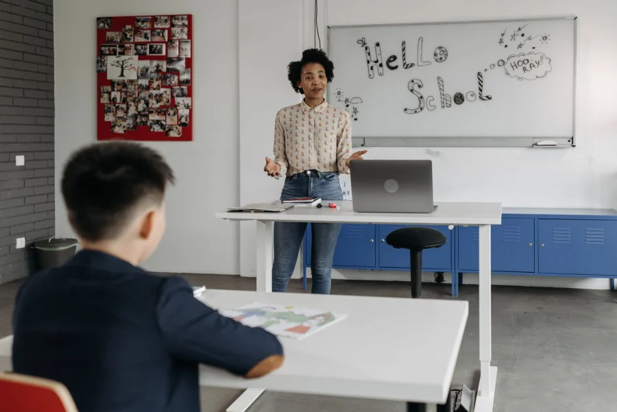 Cara Membuat Presentasi Mengajar dengan AI — AI Bikin Presentasi Mengajar? 5 Mitos yang Perlu Guru Tahu